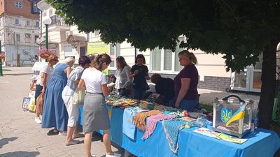 "Хай невелика сума може зібратися, та вона стане в пригоді". У Сумах на ярмарку збирали кошти для ЗСУ "Хай невелика сума може зібратися, та вона стане в пригоді". У Сумах на ярмарку збирали кошти для ЗСУ