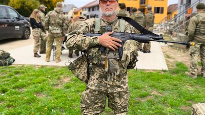 Боєць 128-ї бригади з позивним "Леший" після втрати лівої руки повернувся до служби