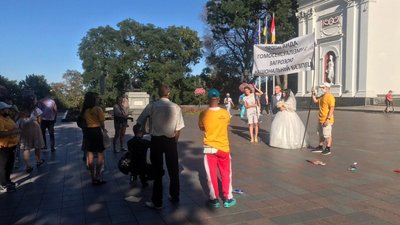 Сутички на "Одеса Прайд 2020": версії ЛГБТ-спільноти, противників та поліції Сутички на "Одеса Прайд 2020": версії ЛГБТ-спільноти, противників та поліції
