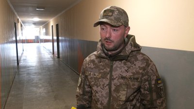 Військові 102 бригади прийшли в Микитинецький ліцей, щоб подякувати за донат учениці Військові 102 бригади прийшли в Микитинецький ліцей, щоб подякувати за донат учениці