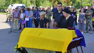Загиблі воїни Дмитро Бут та Олександр Караман: як про них згадували на похованні у Полтаві Загиблі воїни Дмитро Бут та Олександр Караман: як про них згадували на похованні у Полтаві