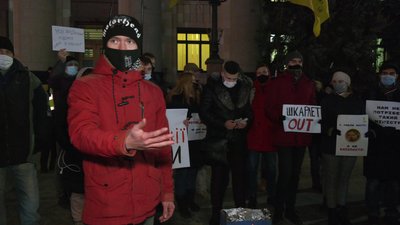 У Харкові палили "долари" через призначення Сергія Шкарлета міністром освіти У Харкові палили "долари" через призначення Сергія Шкарлета міністром освіти