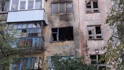 Пошкоджений багатоквартирний будинок внаслідок обстрілів армії РФ у Слов'янську 28 жовтня