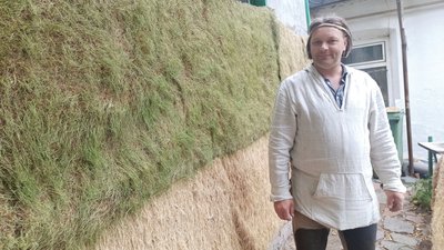 У Житомирі вирощують маскувальні трав’яні килими для військових У Житомирі вирощують маскувальні трав’яні килими для військових