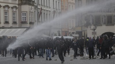 У Празі на акції проти посиленого карантину сталися сутички з поліцією, десятки затриманих У Празі на акції проти посиленого карантину сталися сутички з поліцією, десятки затриманих