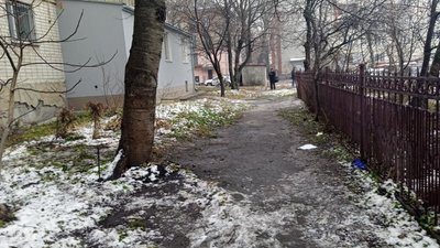 У Тернополі біля будинку виявили тіло жінки У Тернополі біля будинку виявили тіло жінки