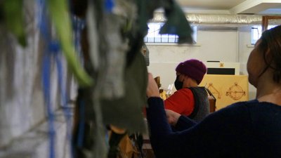 «Гобелени війни». У музеї на Львівщині «з нуля» плетуть маскувальні сітки – фоторепортаж «Гобелени війни». У музеї на Львівщині «з нуля» плетуть маскувальні сітки – фоторепортаж