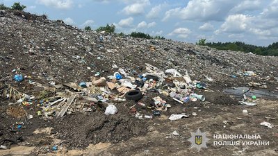 Забруднена сміттям земля