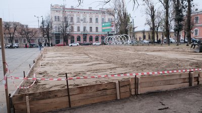 У Чернівцях на Соборній площі облаштовують ковзанку. Як облаштовують різдвяне містечко