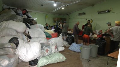 Львівська організація "Оселя" передала волонтерам більше 300 мішків тканини для маскувальних сіток