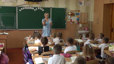 У Черкаській школі №10 першокласники без одномісних парт та частини наочного матеріалу