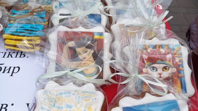 У Дніпрі влаштували ярмарок, збирають кошти на зимову форму для військових У Дніпрі влаштували ярмарок, збирають кошти на зимову форму для військових
