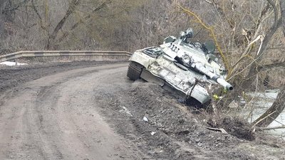 Міський голова Тростянця на Сумщині показав підбиту російську техніку Міський голова Тростянця на Сумщині показав підбиту російську техніку