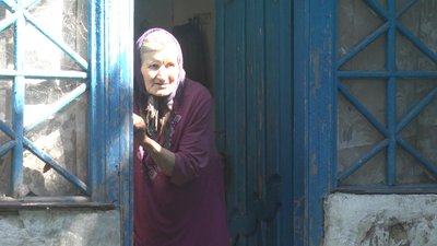 83-річна Зінаїда Єфімова та її сусід Гріша, який живе відлюдником - єдині теперішні жителі Антонівки. Фото: Суспільне. 83-річна Зінаїда Єфімова та її сусід Гріша, який живе відлюдником - єдині теперішні жителі Антонівки. Фото: Суспільне.