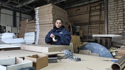 Пакувальниця Тетяна на роботі. Станом на березень 2025 року половина працівників меблевої фабрики — жінки Пакувальниця Тетяна на роботі. Станом на березень 2025 року половина працівників меблевої фабрики — жінки