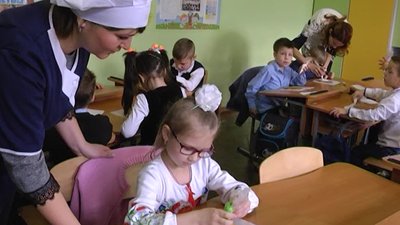 Пряники до Дня Святого Миколая розмальовували учні сумської школи №3