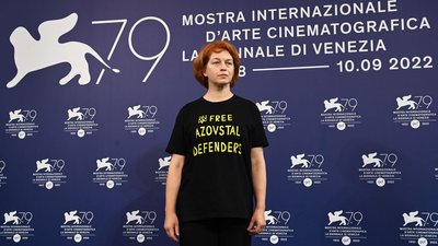 Команда фільму "Люксембург, Люксембург" позувала у Венеції з антивоєнними плакатами Команда фільму "Люксембург, Люксембург" позувала у Венеції з антивоєнними плакатами