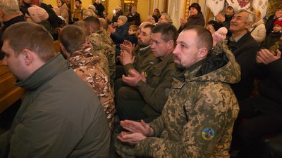 У Франківську колядували й маланкували для військових та їхніх рідних. Репортаж із церкви на Майзлях У Франківську колядували й маланкували для військових та їхніх рідних. Репортаж із церкви на Майзлях