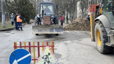 "Люди повинні отримувати щодня воду": як працюють під обстрілами комунальники аби забезпечити херсонців водопостанням "Люди повинні отримувати щодня воду": як працюють під обстрілами комунальники аби забезпечити херсонців водопостанням