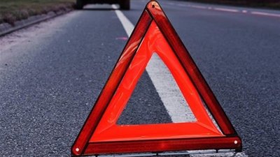 На Кіровоградщині автомобіль врізався у дерево: водія шпиталізували