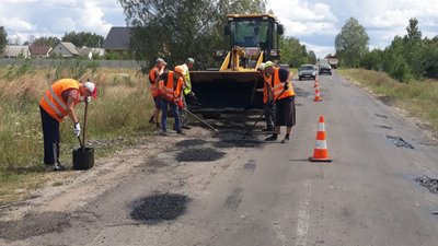 На Волині за кошти громади лагодять дорогу регіонального значення На Волині за кошти громади лагодять дорогу регіонального значення
