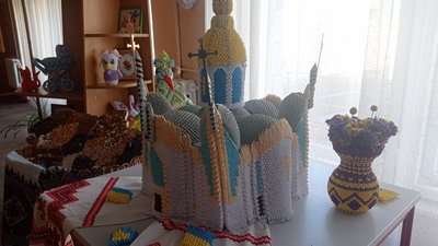 Майстриня з Тернопільщини зробила паперовий макет літака для "Привида Києва" Майстриня з Тернопільщини зробила паперовий макет літака для "Привида Києва"
