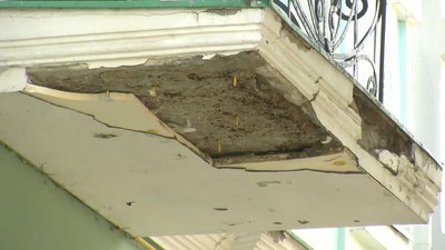 У Луцьку на пам'ятці архітектури руйнується балкон. Хто реставруватиме У Луцьку на пам'ятці архітектури руйнується балкон. Хто реставруватиме