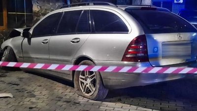 У Луцьку авто на швидкості влетіло в піцерію: що з водієм У Луцьку авто на швидкості влетіло в піцерію: що з водієм