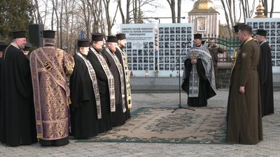 Річниця АТО: у Рівному вшанували загиблих бійців Річниця АТО: у Рівному вшанували загиблих бійців