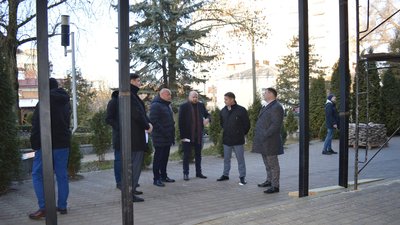 Навіс на Соборній: міська влада Рівного вивчає питання "захопленої" землі