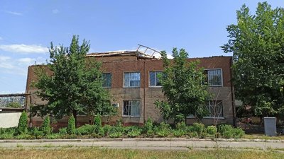 На Миколаївщині вітер зірвав дах місцевого суду. Десятки документів рознесло навколо На Миколаївщині вітер зірвав дах місцевого суду. Десятки документів рознесло навколо