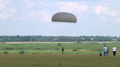 Для тих, хто хоче в небо: на рівненському аеродромі провели День відкритих дверей