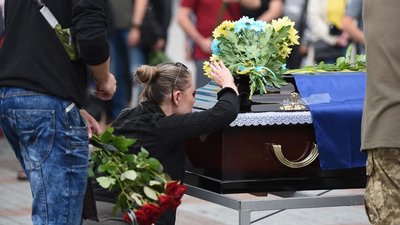 У Рівному попрощалися із військовим Павлом Мельничуком У Рівному попрощалися із військовим Павлом Мельничуком