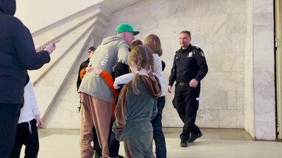 У Харкові у метро влаштували заняття з брейку для дітей У Харкові у метро влаштували заняття з брейку для дітей