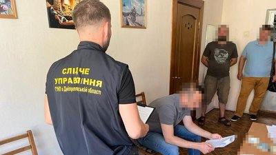 Давав 2 тис. дол. США, щоб не служити в армії. У Дніпрі затримали підозрюваного в спробі підкупу військового комісара