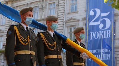 У Львові відзначають 25 річницю Конституції України У Львові відзначають 25 річницю Конституції України