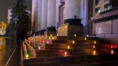 У центрі Харкова запалили свічки, вшановують пам'ять загиблих під час Голодомору У центрі Харкова запалили свічки, вшановують пам'ять загиблих під час Голодомору