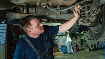 У дніпровському автосервісі безкоштовно ремонтують автівки для фронту У дніпровському автосервісі безкоштовно ремонтують автівки для фронту