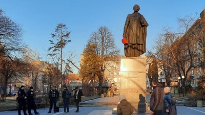 Як у Тернополі демонтували пам’ятник Пушкіну Як у Тернополі демонтували пам’ятник Пушкіну