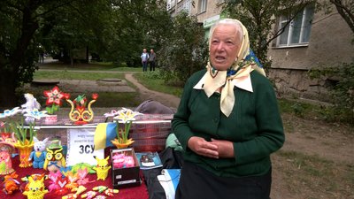 Збирають гроші для армії. У Франківську онука виготовляє модульне оригамі, а бабуся продає Збирають гроші для армії. У Франківську онука виготовляє модульне оригамі, а бабуся продає
