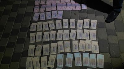 Гроші, які вилучили у викладачки Гроші, які вилучили у викладачки