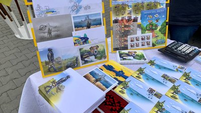 У Франківську погасили благодійну поштову марку із псом Патроном У Франківську погасили благодійну поштову марку із псом Патроном
