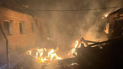  У Великому Бурлуку внаслідок атаки російських БпЛА зайнялася господарча споруда