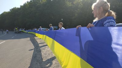 Найдовший прапор України: на межі Хмельниччини і Тернопільщини встановили рекорд