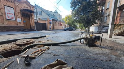 У центрі Кропивницького стався порив на мережі водоканалу У центрі Кропивницького стався порив на мережі водоканалу