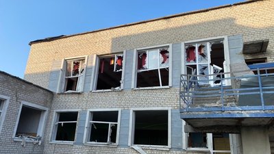 Ударом "Шахеда" пошкоджена гімназія, мінометами зруйнований дитсадок: наслідків обстрілів Харківщини Ударом "Шахеда" пошкоджена гімназія, мінометами зруйнований дитсадок: наслідків обстрілів Харківщини