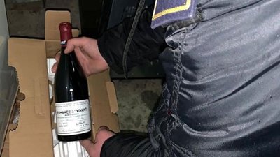 На кордоні із Польщею зупинили контрабанду колекційного вина на 300 тисяч гривень
