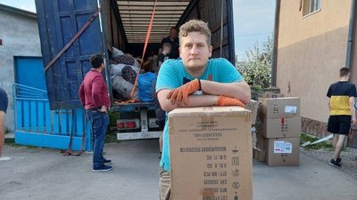 Херсонський волонтер збирає гроші на авто для гуманітарної допомоги