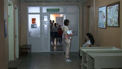 "По 200 пацієнтів на одного лікаря". У Луцьку довжелезні черги у дитячій поліклініці "По 200 пацієнтів на одного лікаря". У Луцьку довжелезні черги у дитячій поліклініці