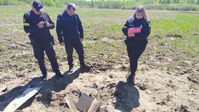 На Житомирщині поліцейські задокументували наслідки ракетного обстрілу військами РФ На Житомирщині поліцейські задокументували наслідки ракетного обстрілу військами РФ